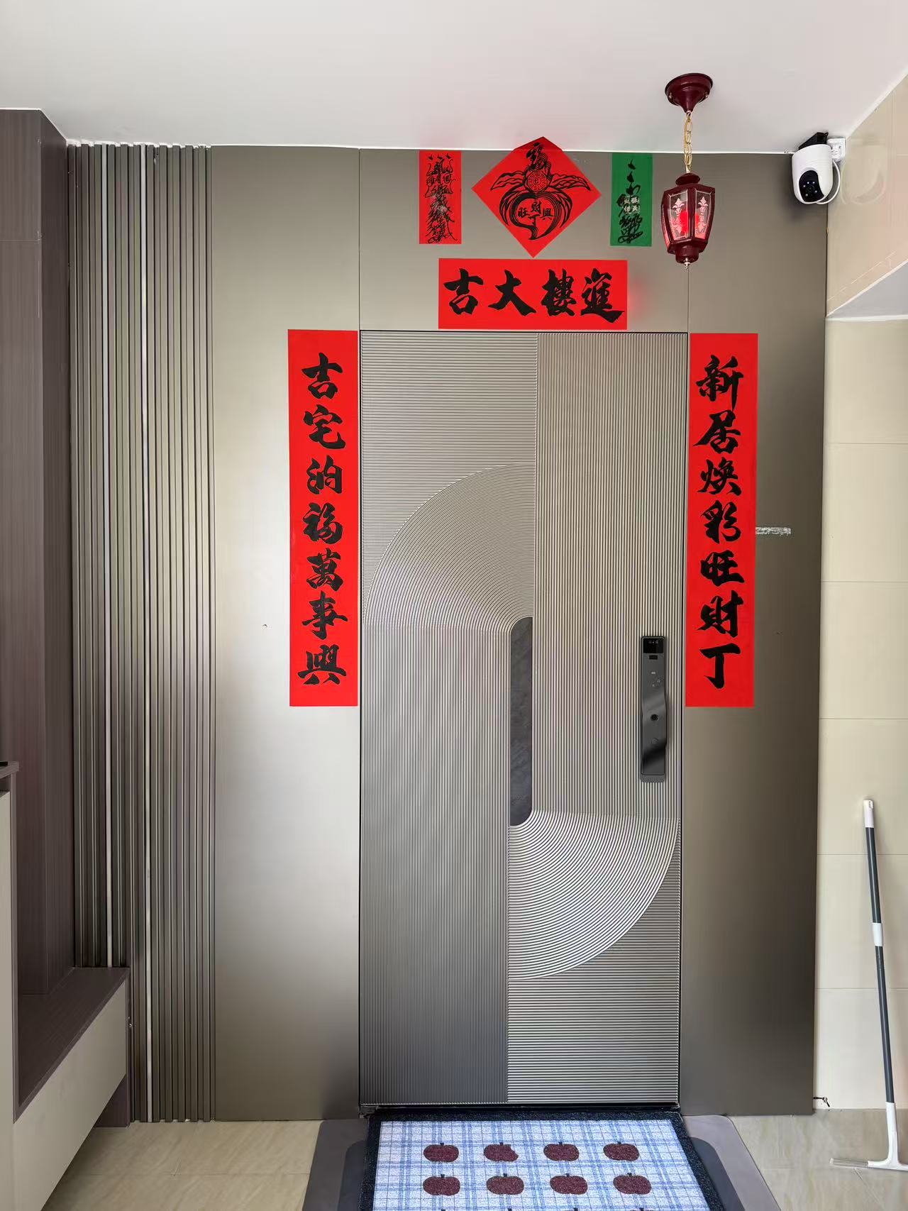 银灰色波浪弧线精雕铝入户门，客户安装实拍