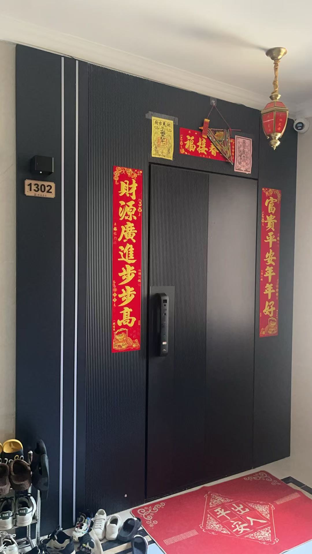 黑色竖纹一门一景入户门，客户实拍（门号1302）