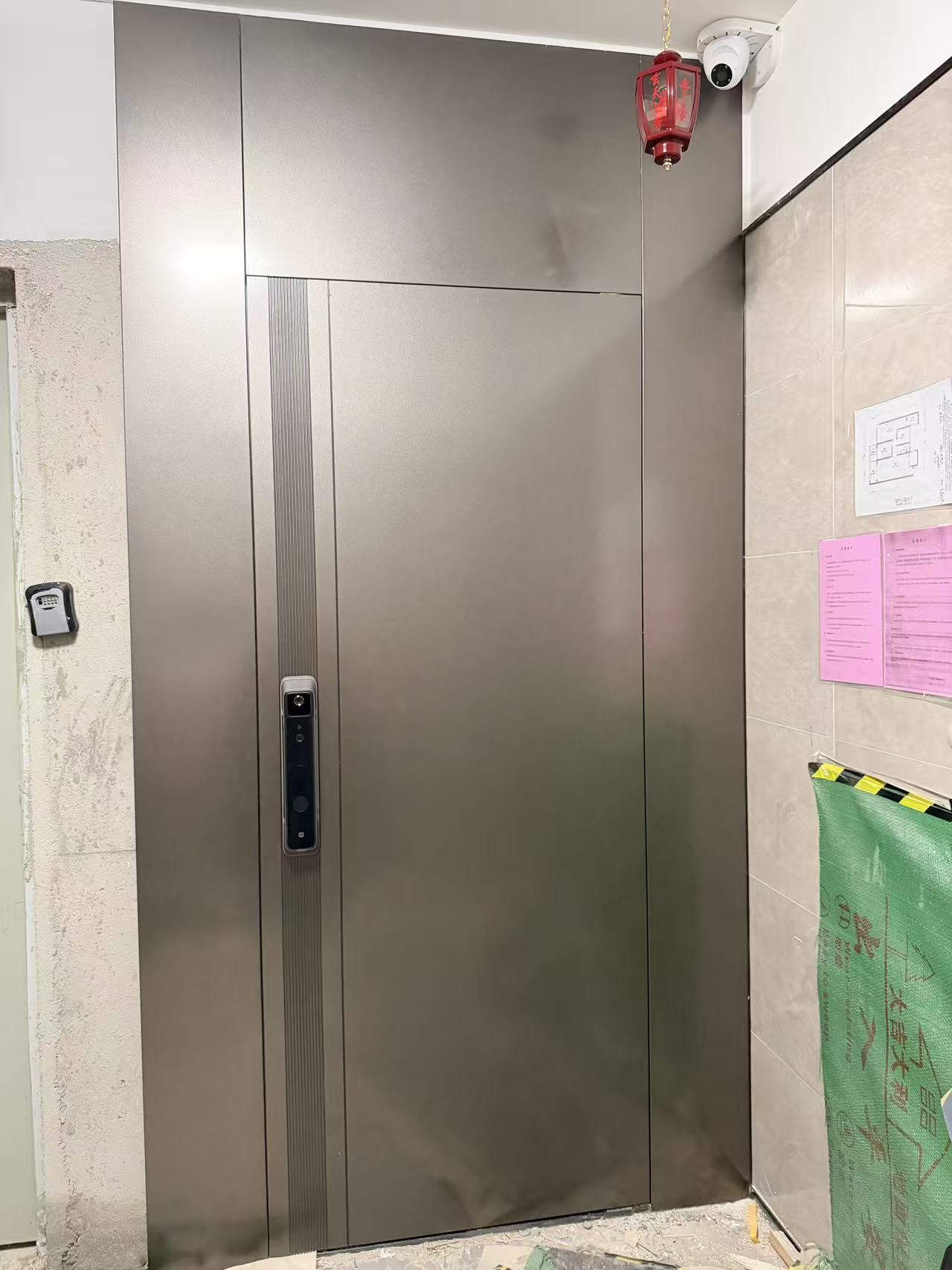 枪灰色极简竖纹入户门，客户安装实拍