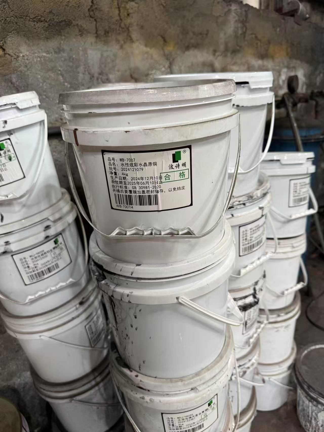 好贵人名门使用波诗明氟碳漆，车间漆桶实拍